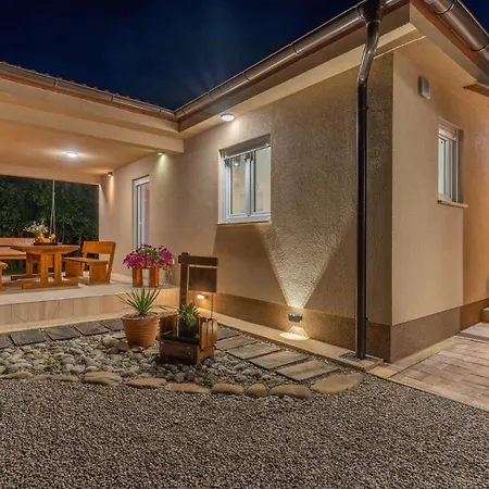 House Family Podhum Chalet *